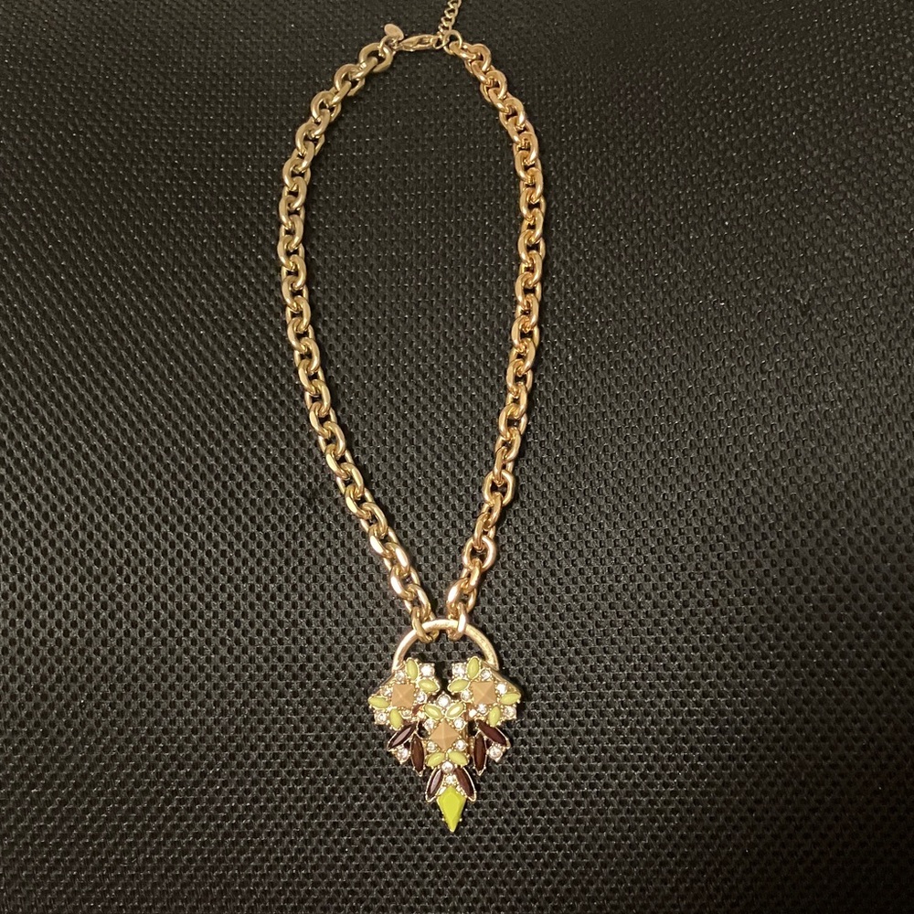 Chic Gold Necklace with Floral Pendant